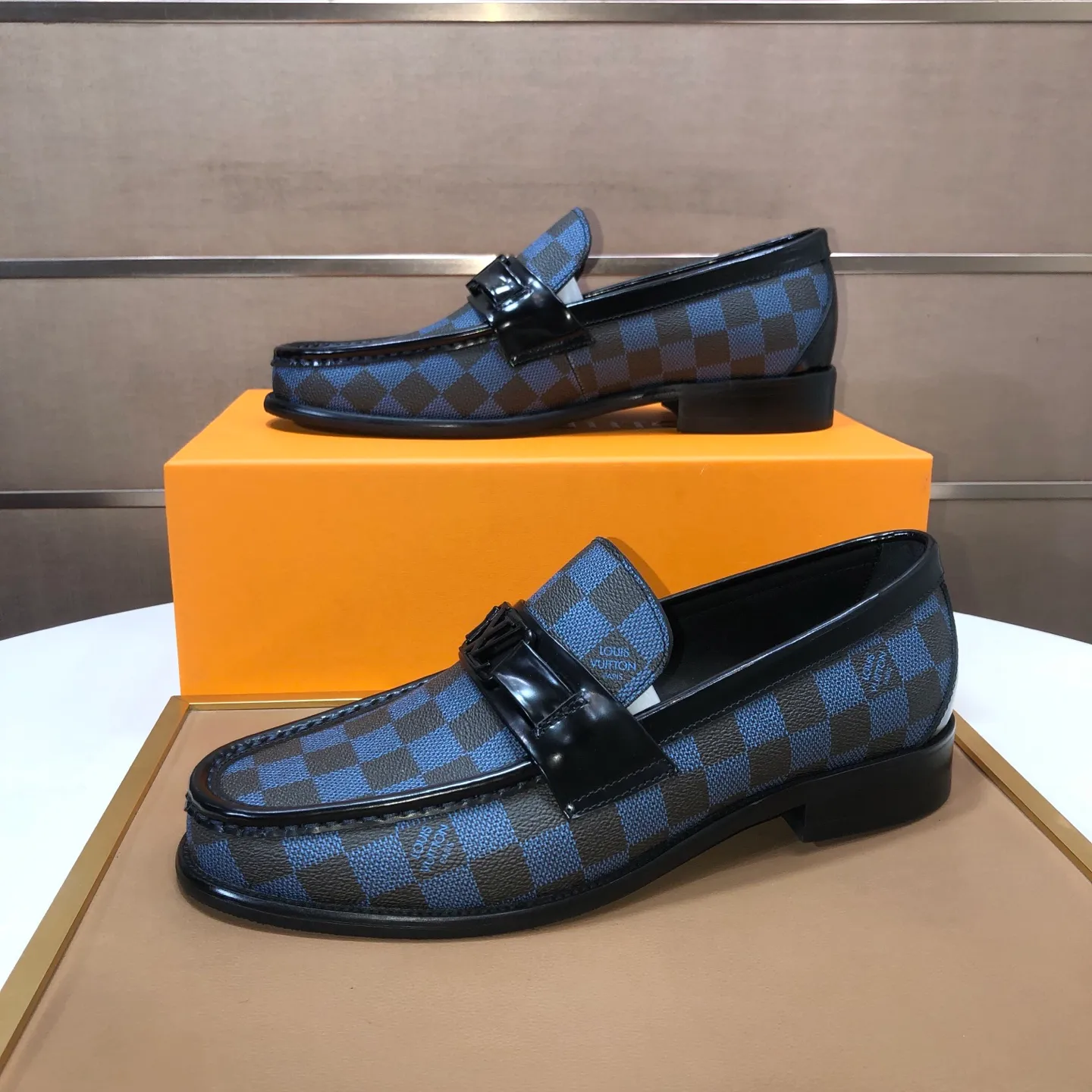Men's men's shoes💰540💰[LV] (original single cowhide lining)🍀LV's latest genuine leather business suit shoes are available on the official website at the same time. The first-layer cowhide imported from Italy is made of heavy gold, and the official website has a 1:1 rubber outsole. Versatile to wear, high-end without losing class, and the color combination is extraordinary. This four-season style is alluring when worn on your feet, showing off your big-name flair. Standard code 38-45 (45 customized)
